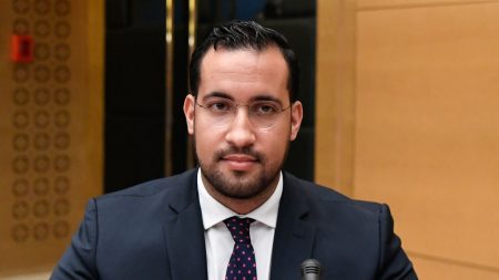 Le parquet demande un procès contre Alexandre Benalla dans l’affaire des passeports, notamment pour « faux » et « usage de faux »