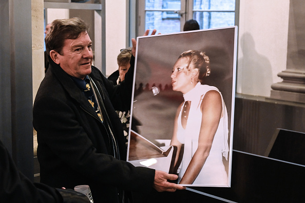 Jacky Kulik, le père d’Élodie Kulik enlevée, violée et assassinée en 2002, tient un portrait de sa fille le 21 novembre 2019, au tribunal d'Amiens. (Photo DENIS CHARLET/AFP via Getty Images)