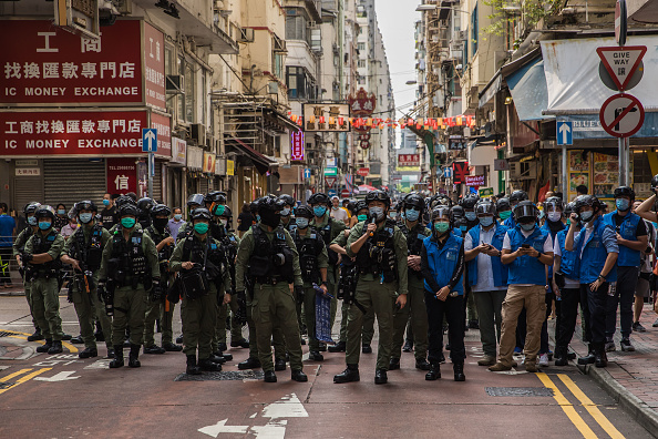 La police patrouille dans la région après que les manifestants ont appelé à un rassemblement à Hong Kong le 6 septembre 2020 pour protester contre la décision du gouvernement de reporter les élections au conseil législatif en raison du coronavirus COVID-19 et de la loi sur la sécurité nationale. (Photo : DALE DE LA REY/AFP via Getty Images)