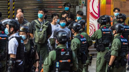 Hong Kong: la police s’en prend aux manifestations contre le report des législatives