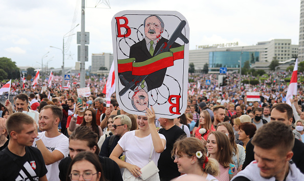 -Des partisans de l'opposition biélorusse assistent à un rassemblement pour protester contre les résultats contestés des élections présidentielles du 9 août à Minsk le 6 septembre 2020. - Photo / TUT.BY / AFP via Getty Images.