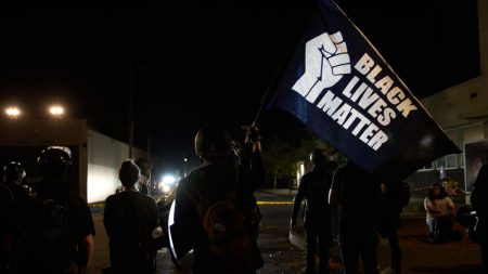 Des militants de Black Lives Matter crient : « Nous espérons qu’ils vont mourir » devant l’hôpital où des policiers abattus sont entre la vie et la mort