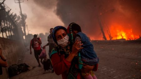 Grèce: des milliers de migrants sans abri après un énorme incendie dans le camp de Lesbos