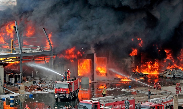 -Les pompiers libanais tentent d'éteindre un incendie qui s'est déclaré dans la zone portuaire de Beyrouth, le 10 septembre 2020. Photo  Anwar Amro /AFP via Getty Images.
