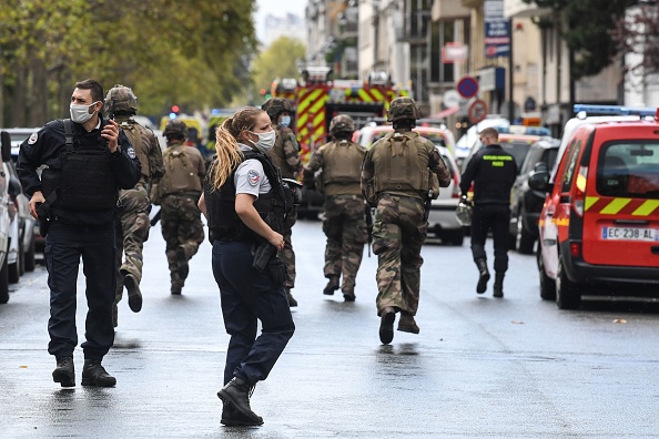 Un « suspect » a été interpellé à proximité de la place de la Bastille à Paris, après l’agression à l’arme blanche qui a fait deux blessés vendredi, près des anciens locaux du journal Charlie Hebdo, a appris l’AFP auprès de la préfecture de police de Paris. (Photo ALAIN JOCARD/AFP via Getty Images)