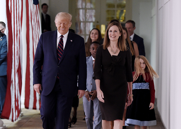 -Le président américain Donald Trump et la juge Amy Coney Barrett, arrivent à la roseraie de la Maison Blanche à Washington, DC, le 26 septembre 2020. Photo Olivier Douliery/ AFP via Getty Images.