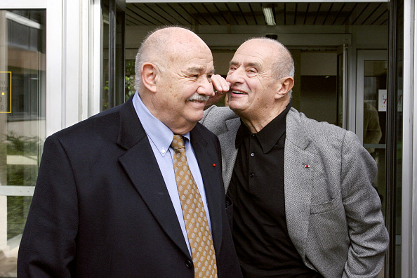 Les inséparables chefs étoilés Pierre Troisgros (g) et Paul Bocuse (d) en 2006. (PHILIPPE MERLE/AFP via Getty Images)