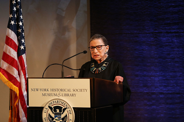 - La juge de la Cour suprême des États-Unis Ruth Bader Ginsburg se prépare à administrer le serment d'allégeance aux candidats à la citoyenneté américaine, le 10 avril 2018 à New York. Photo de Spencer Platt / Getty Images.
