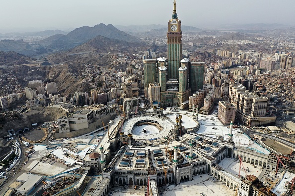 -Une vue aérienne prise le 31 juillet 2020 montre le sanctuaire de la grande mosquée de la ville sainte saoudienne de La Mecque. Photo par STR / AFP via Getty Images.