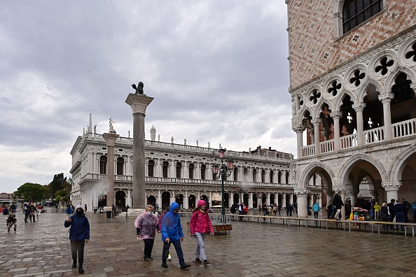 -Le Palais des Doges sur la place Saint-Marc à Venise le 3 octobre 2020 alors qu'un phénomène de marée haute est attendu, à la suite des intempéries et des vents de sirocco intenses potentiels le long de toute l'Adriatique bassin.  La montée des eaux sera limitée par un nouveau système de portails mobiles. Photo par Miguel Medina / AFP via Getty Images.