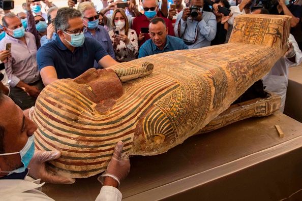 Découverte en Égypte d'un profond puits funéraire avec plus de 59 cercueils humains fermés depuis plus de 2 500 ans. - Ils ont été déterrés au sud du Caire dans le vaste cimetière de Saqqarah, la nécropole de l'ancienne capitale égyptienne de Memphis, un site du patrimoine mondial de l'UNESCO. (Photo :  KHALED DESOUKI/AFP via Getty Images)