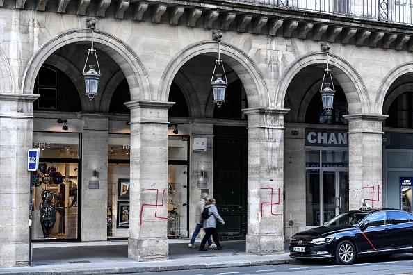 Des croix gammées ont été taguées en peinture rouge sur des colonnes de la rue Rivoli, dans le centre de Paris. (Photo :  STEPHANE DE SAKUTIN/AFP via Getty Images)