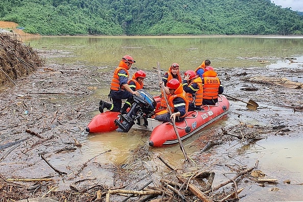 -L’Agence de presse du Vietnam, le 14 octobre 2020, montre du personnel de recherche et de sauvetage vietnamien traversant le lac du projet hydroélectrique de Huong Dien, lors d'une opération de sauvetage après des glissements de terrain occasionné par de fortes pluies. Photo par STR / Vietnam News Agency / AFP via Getty Images.-
