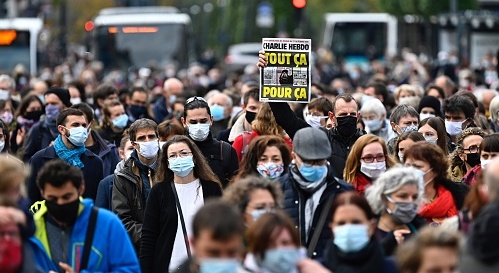 "Tout çà, pour çà". Manifestation à Rennes, le 17 octobre 2020, un jour après qu'un enseignant ait été décapité par un agresseur abattu par des policiers à Conflans-Sainte-Honorine. (Photo : DAMIEN MEYER/AFP via Getty Images)