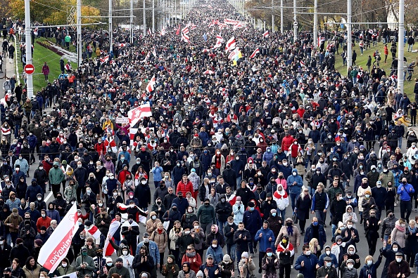 -Le prix Sakharov décernée à l’opposition du peuple du biélorusse qui défilent dans les rues lors d'un rassemblement pour protester contre les résultats de l'élection présidentielle biélorusse à Minsk le 18 octobre 2020. Photo de - / AFP via Getty Images.