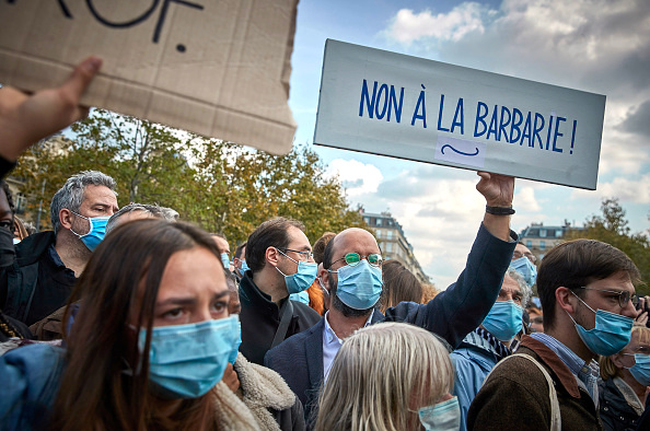 Des manifestants lors d'une veillée anti-terroriste sur la Place de La République pour la mort du professeur Samuel Paty le 18 octobre 2020 à Paris.   (Photo : Kiran Ridley/Getty Images)