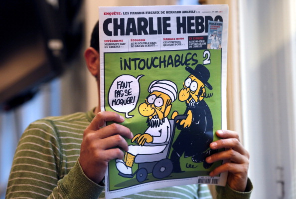 Image d'illustration : un homme lit un exemplaire de Charlie Hebdo dans lequel se trouvent plusieurs caricatures du prophète Mohammed. (THOMAS COEX/AFP/GettyImages)