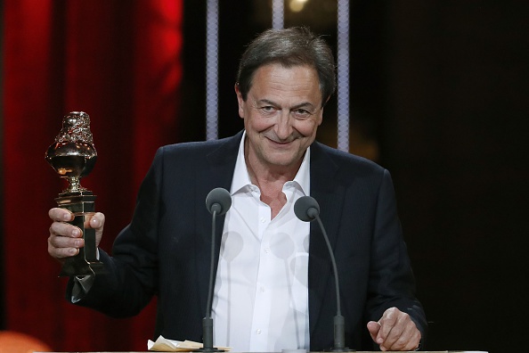L'acteur monégasque Vladimir Yordanoff reçoit le prix Molière du meilleur acteur dans une pièce de théâtre privée pour "Qui a peur de Virginia Woolf" en mai 2016.      (Photo : PATRICK KOVARIK/AFP via Getty Images)
