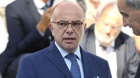 Enseignant décapité: Bernard Cazeneuve dénonce des discours ambigus de « groupes gauchistes »