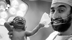 Un nouveau-né agrippe le masque du médecin, une photo pleine d’espoir au milieu du Covid-19