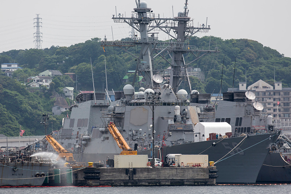 -Le destroyer USS John S.McCain est amarré dans un quai à la base navale de Yokosuka le 01 juin 2019 à Yokosuka, Japon, il participera aux manœuvres navales dans le golfe du Bengale. Photo par Tomohiro Ohsumi / Getty Images.