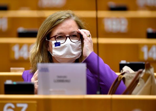 L'eurodéputée centriste française Nathalie Loiseau portant un masque assiste à une session plénière au Parlement européen à Bruxelles, le 17 juin 2020. (Photo : JOHN THYS/AFP via Getty Images)