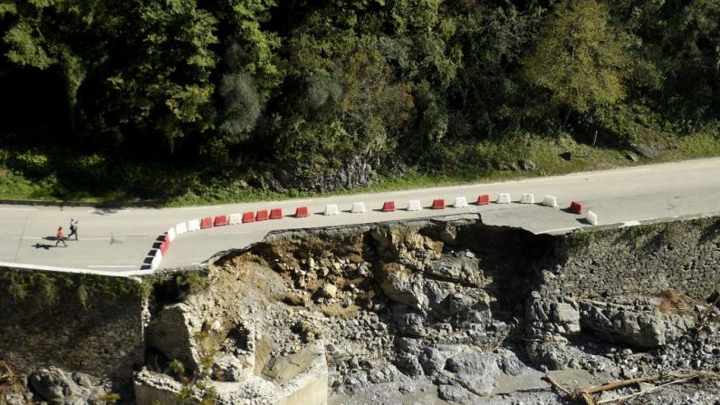 Une photo montre une route effondrée entre les villages de Breil-sur-Roya et Fontan, dans le sud-est de la France, le 8 octobre 2020, six jours après les inondations massives qui ont frappé la région.  (NICOLAS TUCAT/AFP via Getty Images)