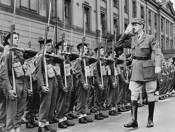Photo prise en 1942 à Londres de Charles de Gaulle (D) passant en revue une unité des Forces françaises libres. (Photo by STF/AFP via Getty Images)