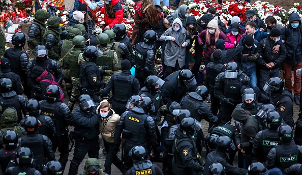 -Des agents des forces de l'ordre arrêtent des partisans de l'opposition lors d'un rassemblement pour protester contre les résultats de l'élection présidentielle biélorusse à Minsk, le 15 novembre 2020. Photo par - / AFP via Getty Images.