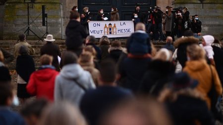 [Vidéo] Une journaliste de Quotidien signale à plusieurs reprises à la police que des catholiques prient devant une église à Rennes