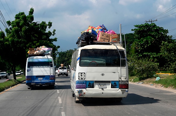 -Des bus transportent des personnes évacuées de la région des champs de bananes, au Honduras, avant l'arrivée de l'ouragan Iota le 15 novembre 2020. Photo par Orlando Sierra / AFP via Getty Images.