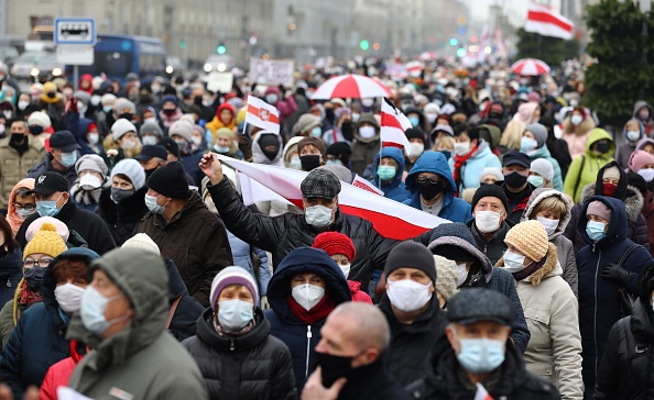 Des retraités biélorusses assistent à un rassemblement pour protester contre les résultats de l'élection présidentielle à Minsk, le 16 novembre 2020. (Photo : STRINGER/AFP via Getty Images)