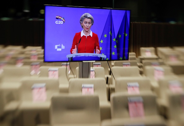 La présidente de la Commission européenne, Ursula Von Der Leyen, donnant une conférence de presse par vidéoconférence avant une réunion en ligne du G20 à Bruxelles, le 20 novembre 2020. (Photo : OLIVIER HOSLET/POOL/AFP via Getty Images)