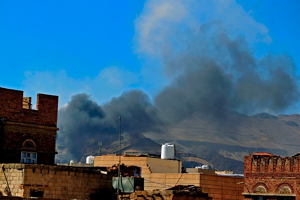 -La fumée monte à la suite d'une frappe aérienne signalée par la coalition dirigée par l'Arabie saoudite dans la capitale yéménite Sanaa, le 27 novembre 2020. Photo de Mohammed Huwais / AFP via Getty Images.