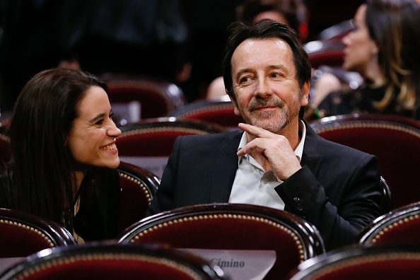 Jean-Hugues Anglade et sa compagne Charlotte Leloup lors de la 41e cérémonie des Cesar au théâtre du Châtelet à Paris, le 26 février 2016. (Photo PATRICK KOVARIK/AFP via Getty Images)