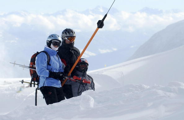 -Une famille utilise une remontée mécanique dans la station de ski de la plus haute montagne de ski d'Allemagne. Cette année pas de ski en bavière à cause du coronavirus. Photo Olivier Lang / DDP / AFP via Getty Images.