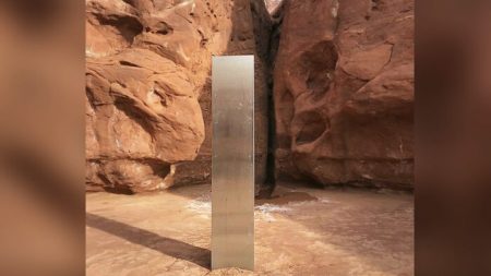 Des chercheurs découvrent un mystérieux monolithe métallique au milieu du désert de l’Utah