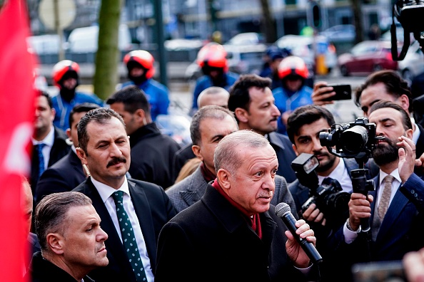 -Le président turc Recep Tayyip Erdogan arrive pour une réunion à la représentation permanente de la Turquie auprès de l'Union européenne à Bruxelles le 9 mars 2020. Photo par Kenzo Tribouillard / AFP via Getty Images.