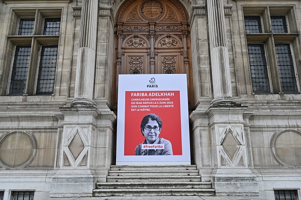 -Une pancarte avec un portrait de l'universitaire franco-iranien Fariba Adelkhah, emprisonnée en Iran, est placée devant la mairie, à Paris, le 5 juin 2020. Photo par Bertrand Guay / AFP via Getty Images.