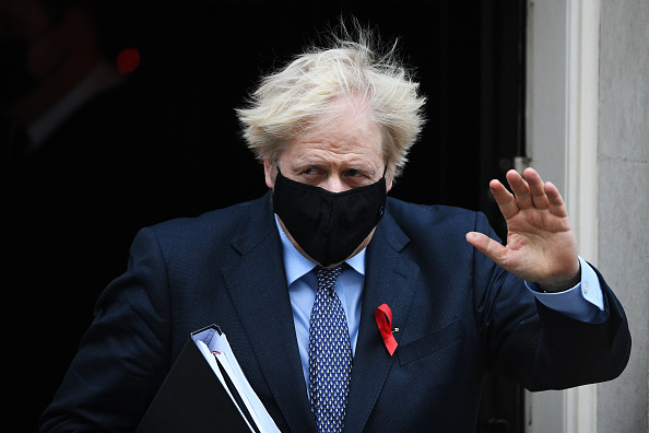 Le Premier ministre britannique Boris Johnson quitte Downing Street, le 1er décembre 2020 à Londres. (Photo : Leon Neal/Getty Images)