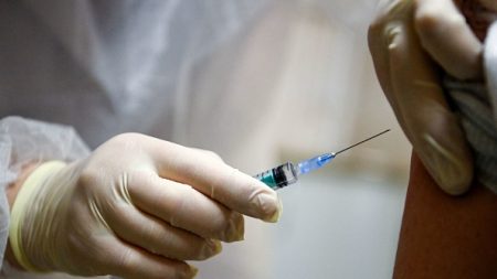 Un hôpital arrête les vaccinations Covid-19 après que 4 de ses travailleurs ont eu des effets indésirables
