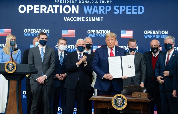 -Le président américain Donald Trump a signé mardi un décret "pour garantir que les citoyens américains aient la priorité absolue de recevoir les vaccins américains". Photo par Saul Loeb / AFP via Getty Images.