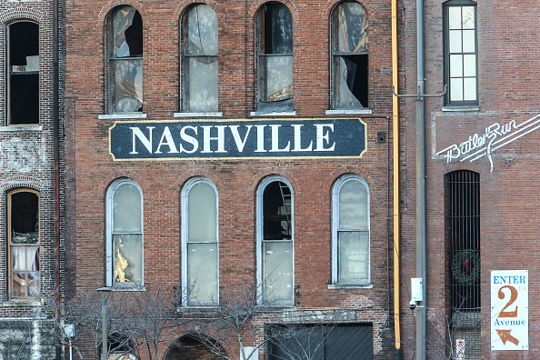 La police ferme une zone endommagée par une explosion le matin de Noël le 25 décembre 2020 à Nashville, Tennessee. (Terry Wyatt / Getty Images)