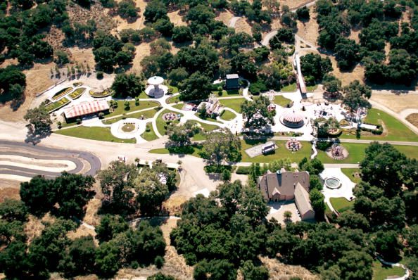-Le Neverland Valley Ranch, du chanteur Michael Jackson’s, vient d’être vendu, le 25 juin 2001 à Santa Ynez, Californie. Photo de Jason Kirk / Getty Images.