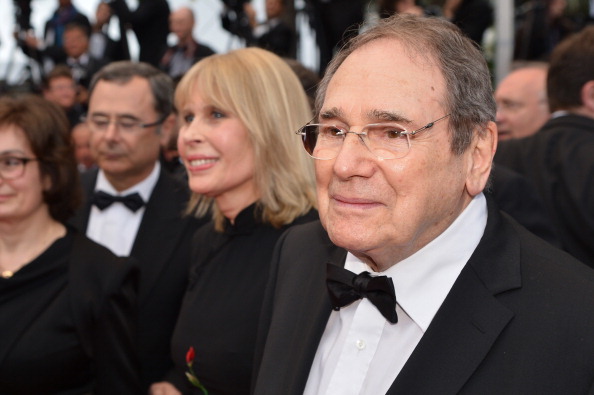 -Le réalisateur français Robert Hossein à son arrivée à la 66e édition du Festival de Cannes, est décédé à l’âge de 93 ans. Photo Alberto Pizzoli / AFP via Getty Images.