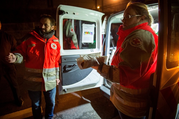 Image d'illustration : des bénévoles de la Croix-Rouge. GUILLAUME SOUVANT/AFP via Getty Images)