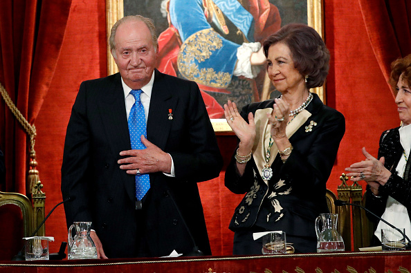 L'ancien roi d'Espagne, Juan Carlos Ier d'Espagne et Sofia d'Espagne assistent à une cérémonie pour célébrer le 80e anniversaire de Juan Carlos Ier d'Espagne, qui a eu lieu le 5 janvier à la Real Academy of History espagnole le 5 mars 2018 à Madrid, Espagne. (Photo : Juanjo Martín - Pool/Getty Images)