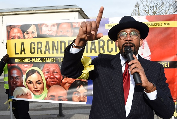 L’activiste Karfa Diallo photographié à Bordeaux le 18 mars 2017 pendant « La Grande Marche », une manifestation organisée par l’association Mémoires et Partages dont il est le président. Crédit : MEHDI FEDOUACH/AFP via Getty Images. 