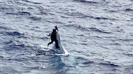 Un navigateur de 62 ans porté disparu est retrouvé accroché à la proue de son bateau chaviré après presque deux jours