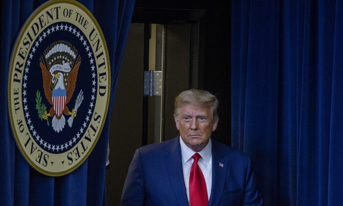 Le président américain Donald Trump arrive pour prendre la parole lors d'un événement à Washington le 8 décembre 2020. (Tasos Katopodis/Getty Images)